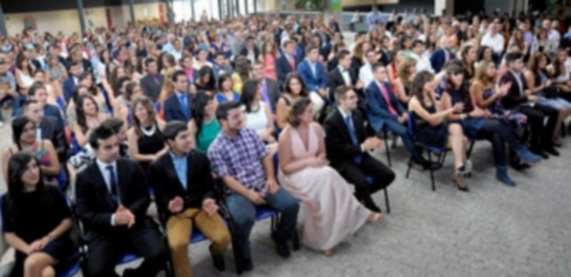 El ágora del Campus de Segovia se llenó por completo de familiares y amigos de los recién graduados. / El Adelantado