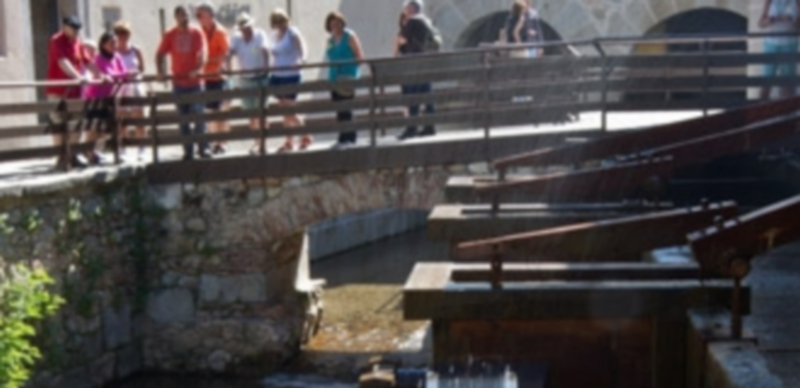 Los visitantes observan fascinados las ruedas que algún día dieron movimiento a las máquinas de acuñación. / Kamarero