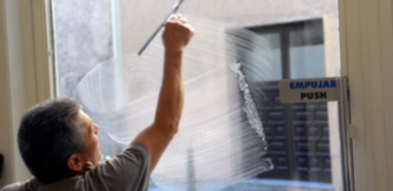 Los socialistas denuncian que los datos del último estudio sobre el empleo dejan patente la precariedad laboral. / Kamarero