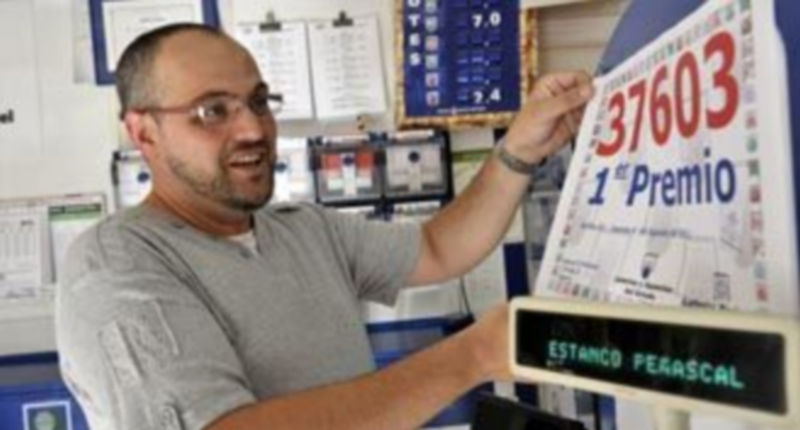 El establecimiento luce ya el cartel que anuncia el premio./ Kamarero