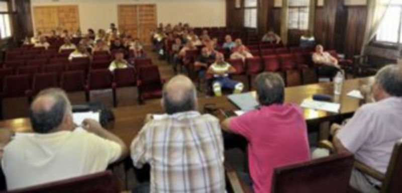 Imagen de archivo de la asamblea que celebraron los trabajadores de FCC el pasado mes de julio. / Kamarero