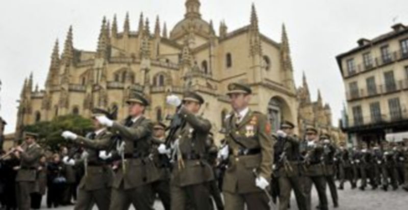 Imagen de archivo de un acto militar en la Plaza Mayor. / Kamarero