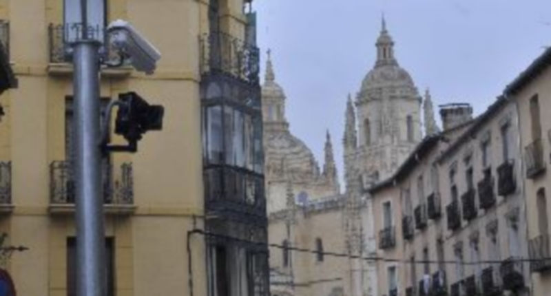 Un sistema de cámaras controla el acceso de vehículos a la Plaza Mayor mediante la lectura de matrículas. / Kamarero