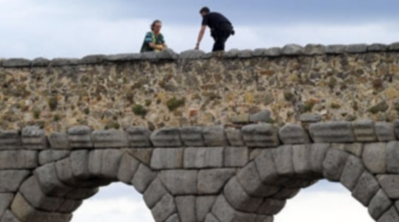 Un Policía se aproxima al hombre