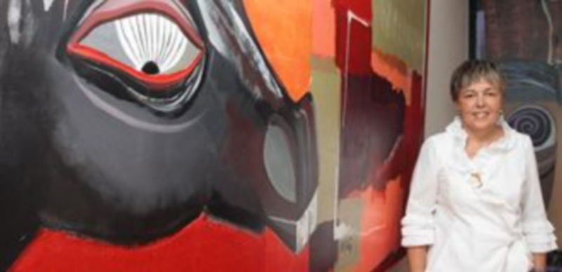 Inmaculada Cuesta posa ante una de sus obras relacionadas con la novela Don Quijote de la Mancha. / Lara Mazagatos