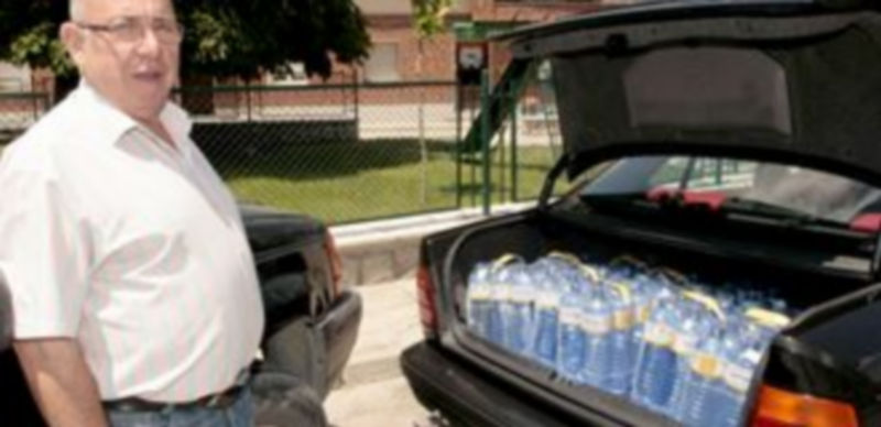 Algunos pueblos todavía son abastecidos de agua mineral embotellada. / LARA MAZAGATOS