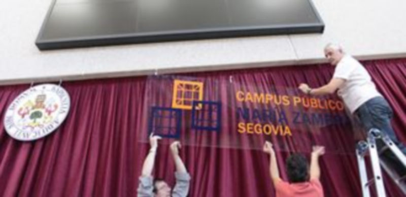 Preparativos de la ceremonia de recepción de los alumnos de primer curso que tendrá lugar hoy en el ágora. / Lara Mazagatos