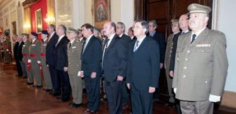 Los antiguos alumnos de la 261 promoción permanecen en posición de firmes durante el acto. / Lara Mazagatos