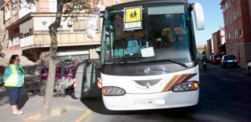 Autobús escolar que transporta alumnos entra la provincia y la capital. / L. M.