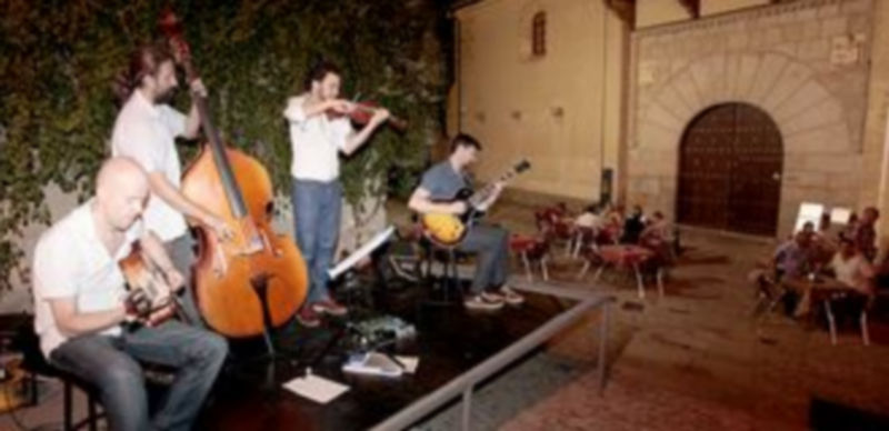 Una de las actuaciones ofrecidas durante el Festival por el cuarteto Menilmontant Django en la Alhóndiga. / L.M.