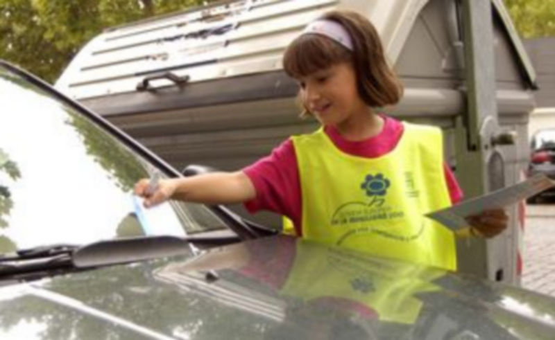 Los niños fueron los encargados de sancionar simbólicamente a los infractores de la capital. / Leandro Valdez