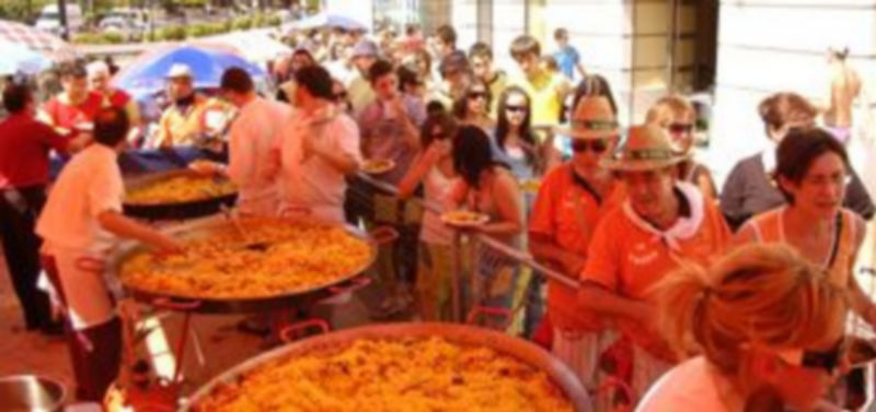 La Paellada reunió a numerosos residentes del barrio de Nueva Segovia en un acto gastronómico y social. / Leandro Valdez