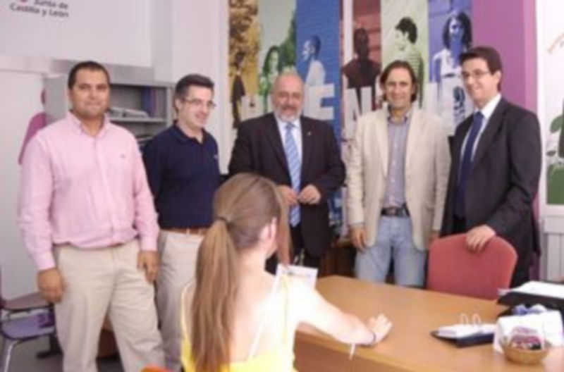 Los responsables de la Junta y la AJE visitaron la Oficina de Juventud y charlaron con una de las usuarias. / Leandro Valdez