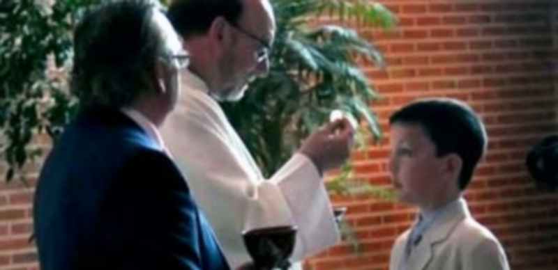 Un niño recibe el sacramento de la Eucaristía en la ceremonia celebrada ayer en la parroquia de Nueva Segovia. / M.G.
