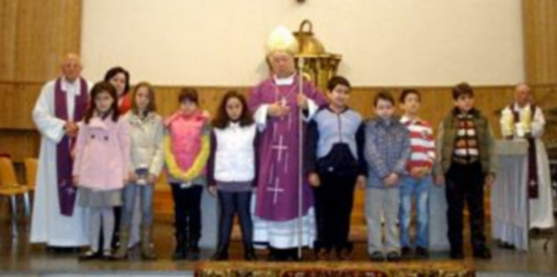 El obispo recibe a los niños de comunión de la parroquia del Carmen 1 El obispo Ángel Rubio y el párroco Alfio Ayuso con los niños que tomarán la comunión este año en la iglesia de El Carmen./M. G.