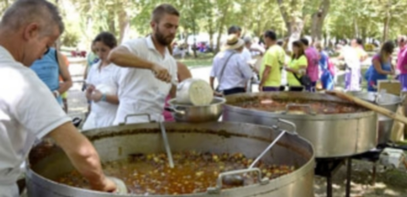 “Pobre de mí, que se ha acabado San Lorenzín” 1 La comida de hermandad de caldereta en la Alameda del Parral fue uno de los puntos fuertes de la jornada de ayer