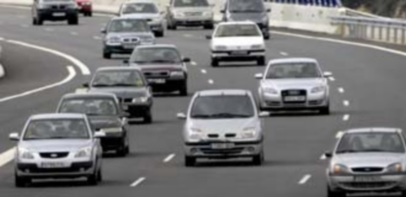 Tráfico denso en una de las carreteras de la provincia durante la anterior salida de vacaciones. / Pedro L. Merino