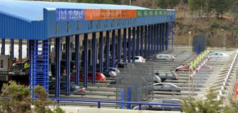 Peaje de una de las autopistas que gestiona la empresa Abertis en la provincia de Segovia. / Pedro Merino