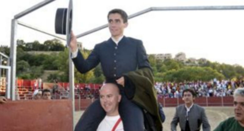 Curro de la Casa salió en hombros de la plaza tras cortar dos orejas al cuarto novillo de la tarde. / Juan Martín