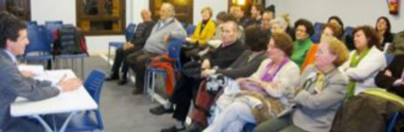 El concejal Andrés Torquemada explica a los representantes de las asociaciones las características del centro./ EL ADELANTADO