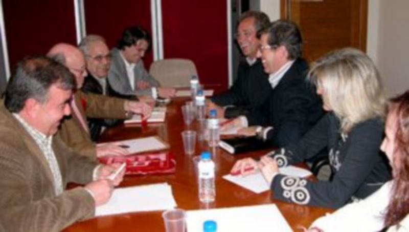 Imagen del encuentro de Postigo con la Federación de Vecinos. / El Adelantado