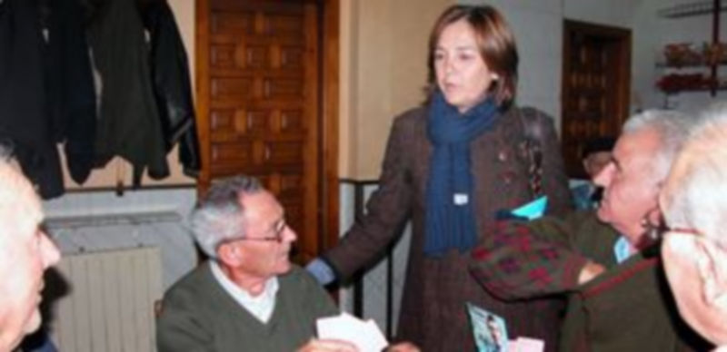 Beatriz Escudero saluda a un grupo de jubilados en un bar de Cabezuela en sus últimas horas de campaña. / El Adelantado