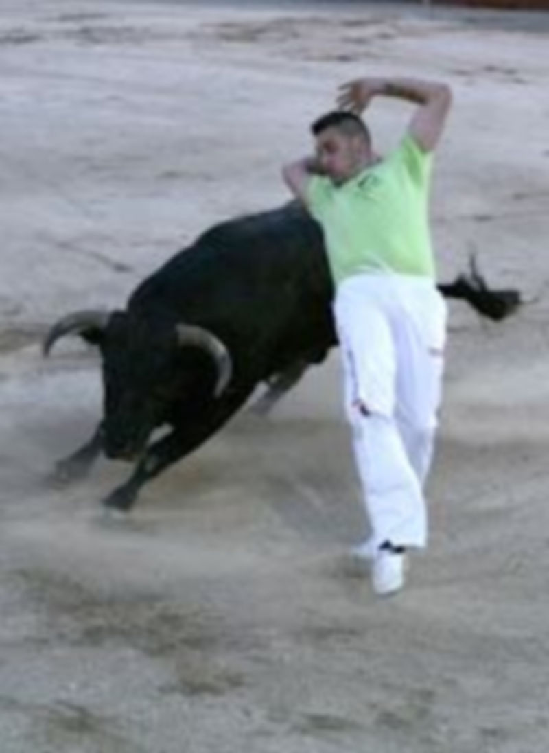 La primera comida de fiestas consintió ayer en una ‘macarronada’ que tuvo mucha aceptación. / Lara Mazagatos