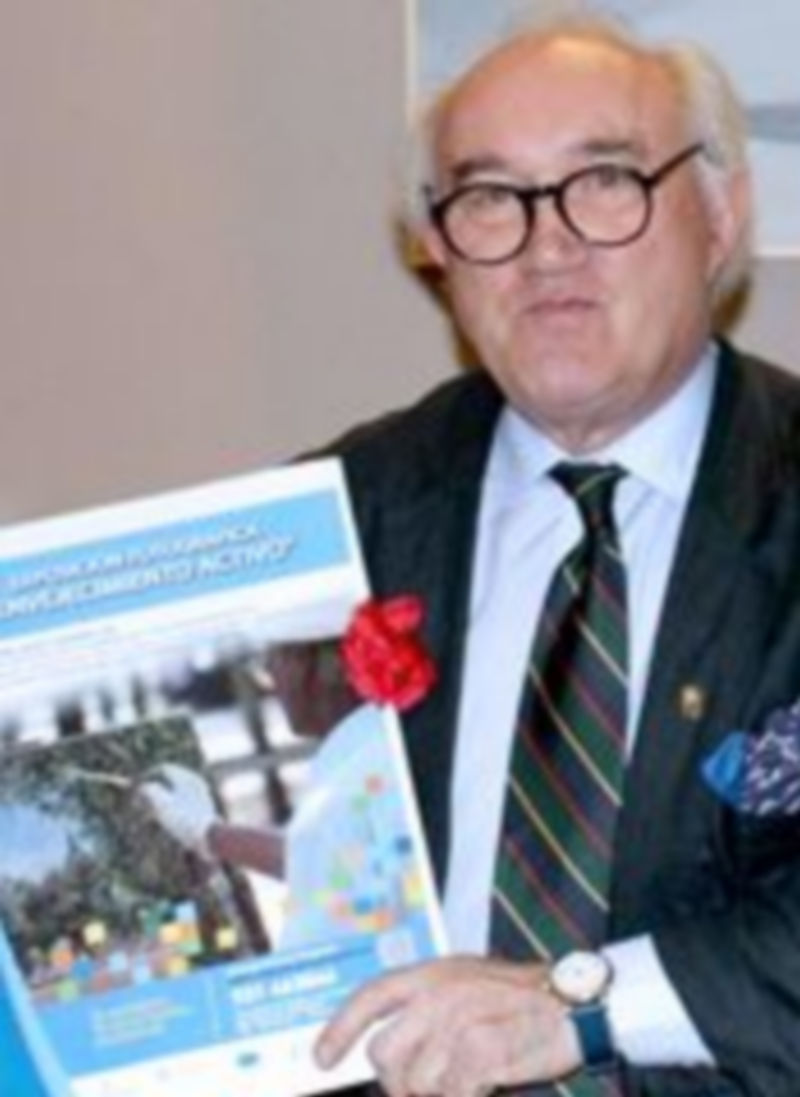 Javier Giráldez muestra el folleto de la exposición de Javier Cuadrado. / E.A.