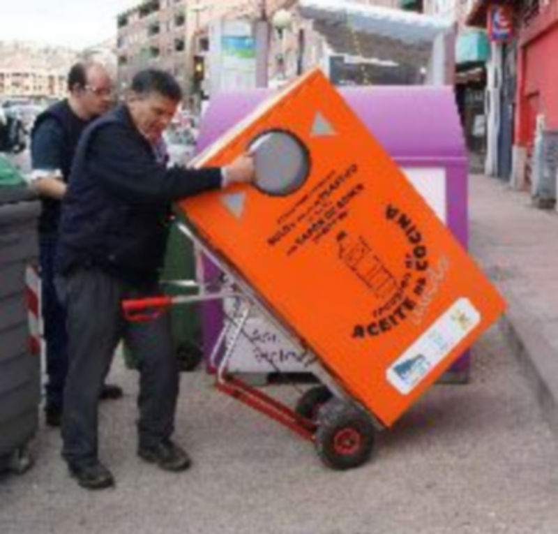 La sociedad Apadefim 2000 SLU se encarga de la recogida de aceite usado. / El Adelantado