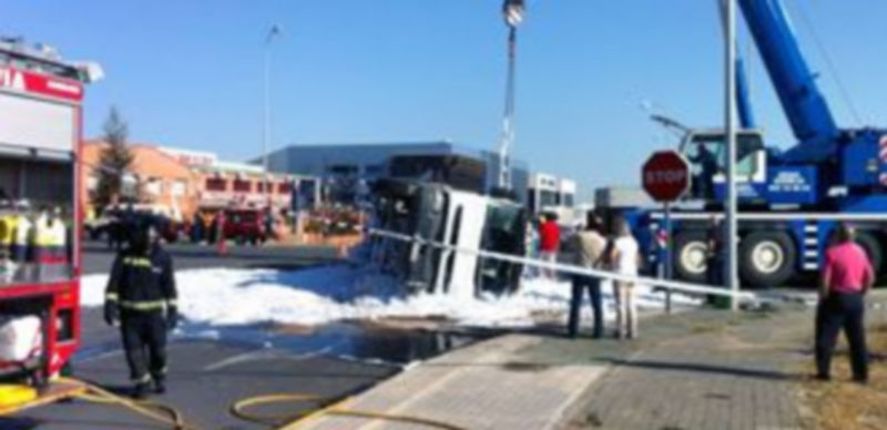 Una grúa de grandes dimensiones tuvo que retirar el vehículo volcado sobre la vía./ Aeleh Hontoria