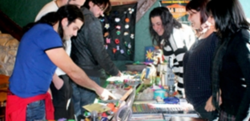 Los mejores amigos del gato 1 Varias personas observan el pequeño mostrador con los objetos expuestos en el rastrillo solidario. / M. G.