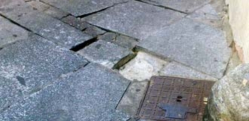 Estado en que se encuentra la acera de la calle Valdeláguila. / El Adelantado