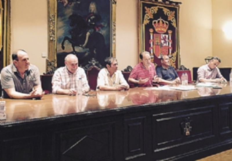 Alcaldes y concejales del PSOE del Nordeste reclaman más inversión para sus municipios 1 Un momento de la reunión celebrada en el Ayuntamiento de Sepúlveda. / E. A.