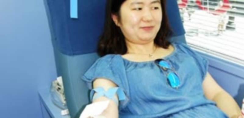 Segovianos y turistas dieron sangre el sábado en la avenida del Acueducto. /e. a.