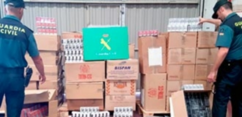 Las cajas con cajetillas de tabaco estaban en un garaje de Cuéllar. / E. A.