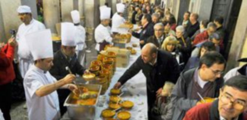 Las sopas de ajo congregaron a miles de personas en la Plaza. / A. Benavente