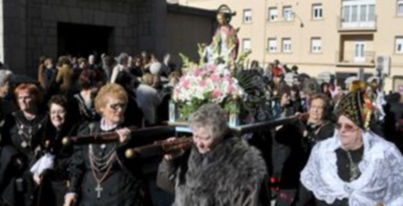 Las mujeres del barrio de San José Obrero-Mirasierra sacaron en procesión la imagen de Santa Águeda. /Alberto Benavente.