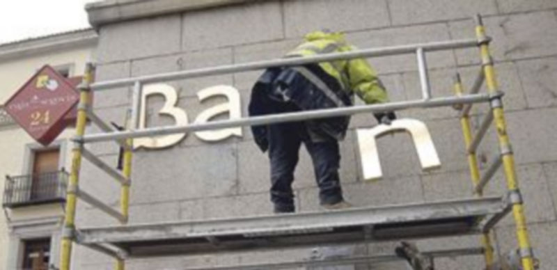 Imagen de archivo de varios operarios cambiando el nombre de la entidad en la central de avda. Fernández Ladreda. / A. Benavente