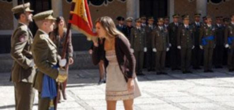 Una mujer besa el estandarte del centro de enseñanza militar en un reciente acto celebrado en la Academia./Juan Martín