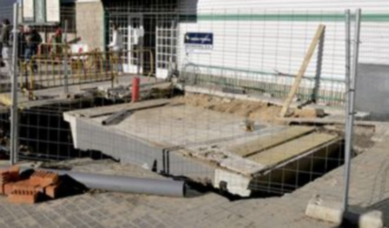 Estado actual del agujero junto a la entrada al mercado