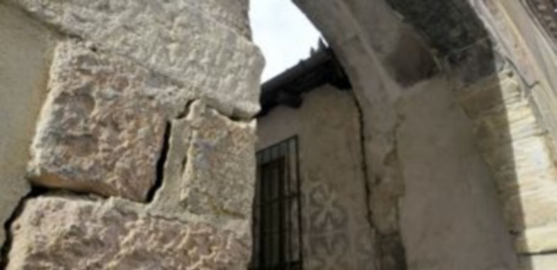 Los populares consideran que las grietas en el arco de la Claustra ponen en peligro su estabilidad. / Alberto Benavente
