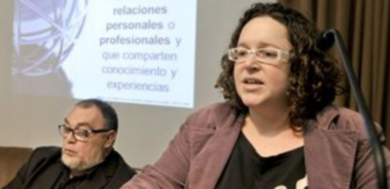 Internet, un lugar... ¿seguro? 1 Jezabel González expone su ponencia ante el presidente de la Asociación de Internautas