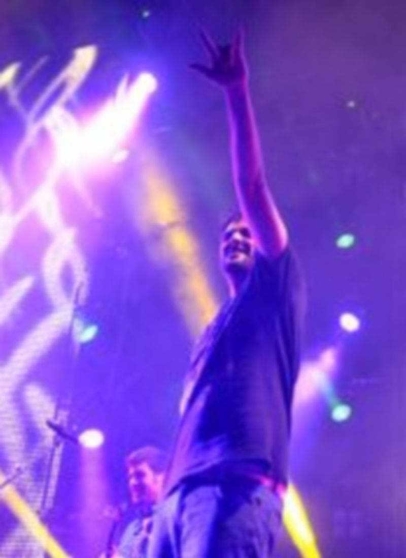 David Muñoz saluda al público en un momento del concierto. / A. Benavente