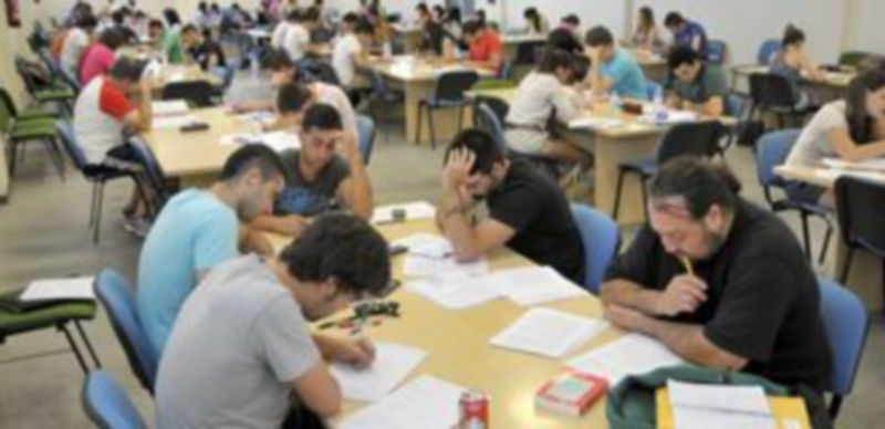 Imagen de archivo correspondiente a una de las salas de estudio municipales. / Alberto Benavente