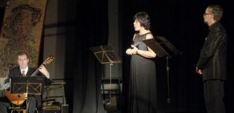 Un momento del recital que se celebro ayer en el salón de actos del IES ‘Andrés Laguna’ de Segovia. / Alberto Benavente