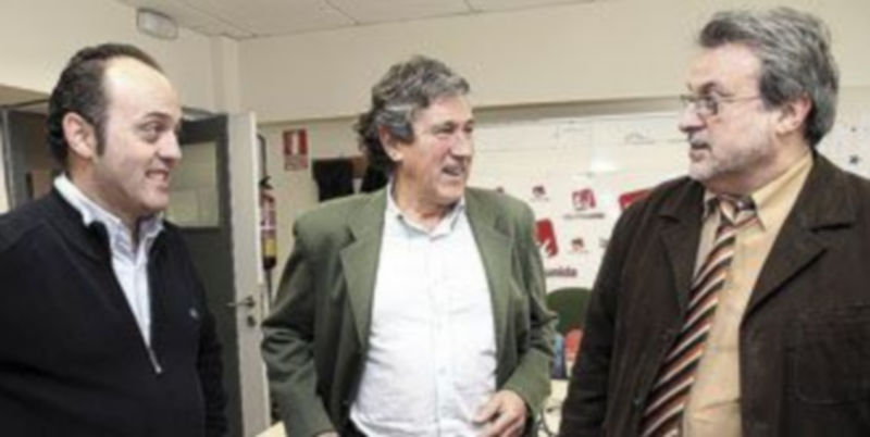 José Angel Frías y José María González flanquean a Luis Peñalosa en el acto de presentación de la candidatura./J. Martín