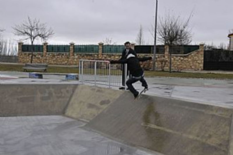 El alcalde observa a uno de los “skaters” que realizaron los primeros ejercicios sobre la pista. / Juan Martín