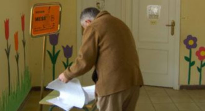 Un elector consulta las listas en una mesa electoral en el año 2007. / Juan Martín.