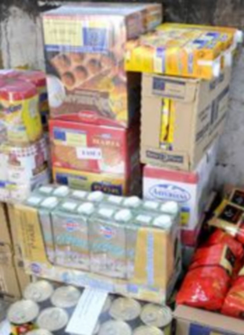 Los beneficiarios reciben productos de primera necesidad. / Juan Martín.