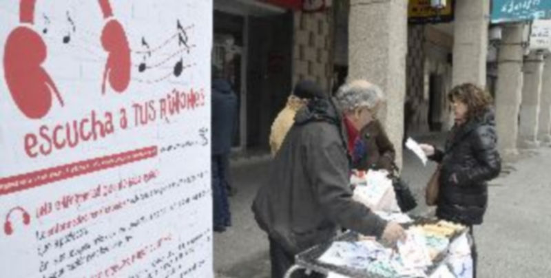 La mesa informativa estaba instalada en la avenida de Fernández Ladreda. / J. M.